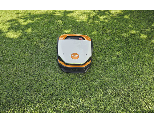 Rasenmähroboter auf Rasenfläche