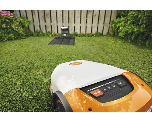 Rasenmähroboter mit Ladestation auf einer Rasenfläche