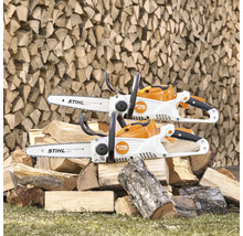 Zwei Akku-Kettensägen von Stihl auf Holzstapel
