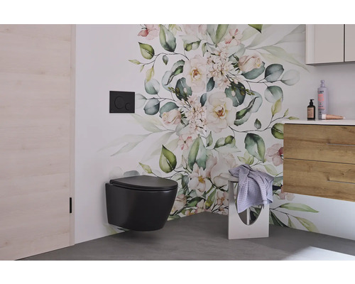 Modernes Badezimmer mit hängendem WC, floraler Tapete und Waschtisch