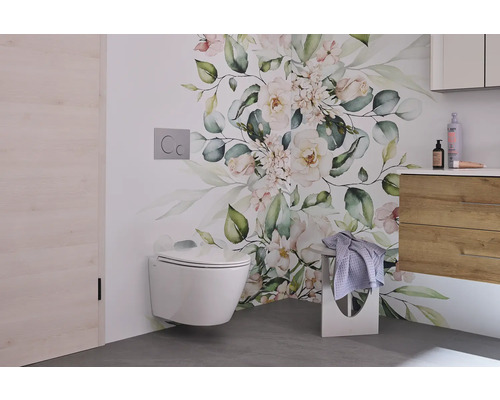 Modernes Badezimmer mit Wand-WC, Blumenmustertapete und Waschtisch