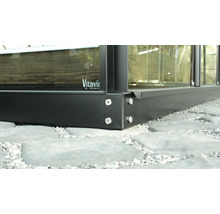 Detailansicht eines Gewächshauses mit Metallrahmen und Glasscheiben auf einem Steinboden. Vitavia Logo.