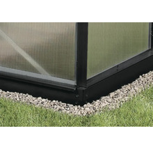 Detailansicht eines Gewächshauses mit Fundament auf Kiesbeet