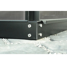 Detailansicht einer Gewächshaus-Ecke mit Schraubenbefestigung