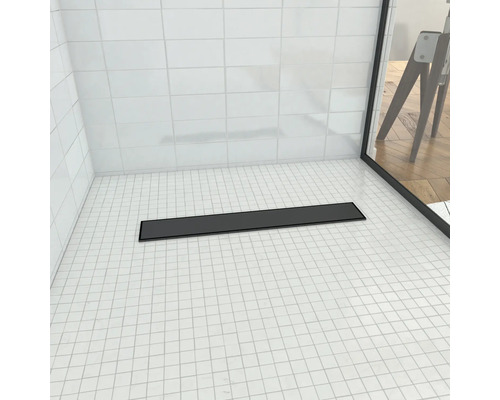 Duschrinne im Badezimmer mit Fliesenboden