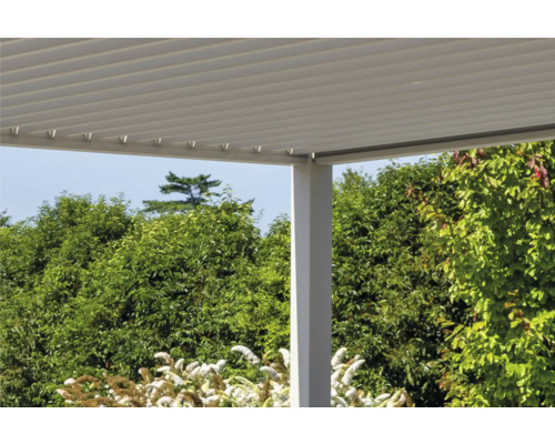 Detailansicht einer Terrassenüberdachung mit Lamellen und einer Stütze vor üppigem Grün