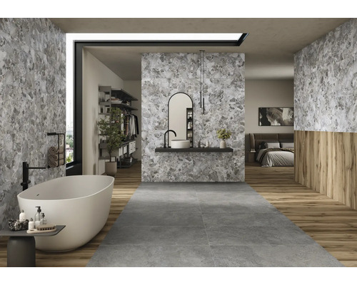 Helles Badezimmer mit freistehender Badewanne, Waschtisch und grauen Fliesen