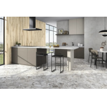 Helle, moderne Küche mit Holzwandpaneelen, Kücheninsel, Barhockern und Fliesenboden.