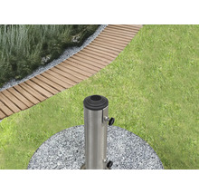 Gartenszene mit Holzweg und einem Schirmständer aus Granit
