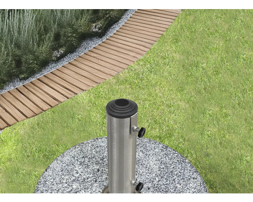 Gartenszene mit Holzweg und einem Schirmständer aus Granit