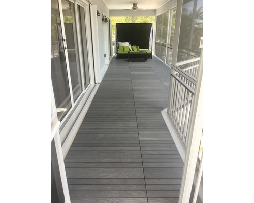 Veranda mit Terrassendielen aus Holzverbundwerkstoff und Gartenmöbeln.