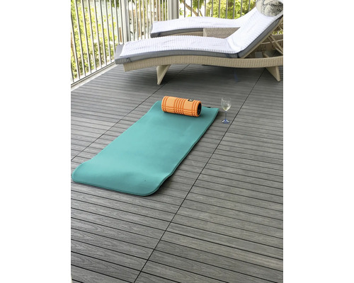 Terrasse mit Lounge-Möbeln, Yogamatte und Faszienrolle