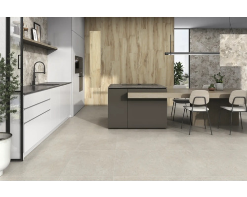 Helle Küche mit Kücheninsel und Essbereich