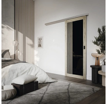Schlafzimmer mit Schiebetür, Bett und Teppich