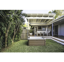 Whirlpool im Garten mit Terrasse und Gartenmöbeln