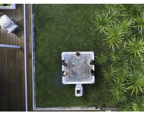 Aufnahme von oben: Garten mit Whirlpool, Rasenfläche und dekorativen Pflanzen