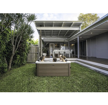 Szene mit einem Whirlpool im Garten, in dem sich mehrere Personen entspannen.