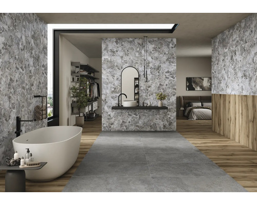 Badezimmer mit freistehender Badewanne, Waschtisch und grauen Fliesen in Steinoptik