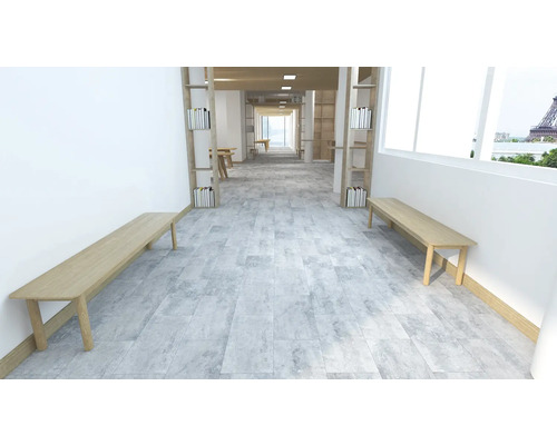 Heller Raum mit Bänken, Bücherregalen und grauem Fliesenboden.