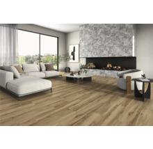 Wohnzimmer mit Sofa, Sessel, Kamin und Bodenfliesen in Holzoptik für ein helles, geräumiges Ambiente.