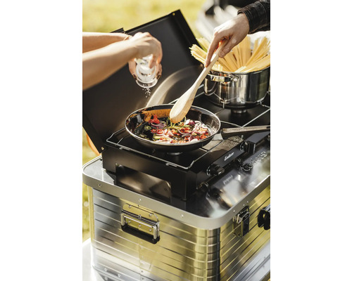 Mobile Küche im Einsatz: Kochen mit Zutaten in Pfanne und Topf