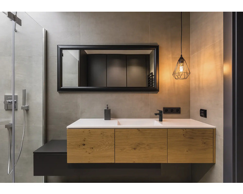 Modernes Badezimmer mit Waschtisch, Spiegel und Beleuchtung