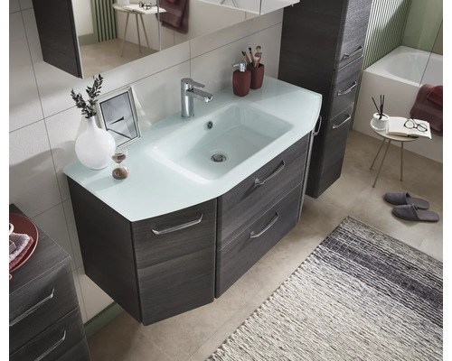 Badezimmer mit Waschtischunterschrank, Waschbecken und Spiegel