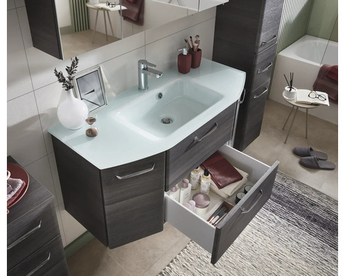 Badezimmer mit Waschtisch, Spiegel, Unterschrank und offenem Schubladenfach