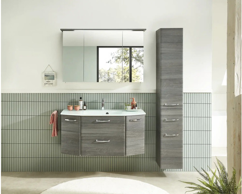 Badezimmer mit Waschtischunterschrank, Spiegelschrank und Hochschrank im Holzdekor