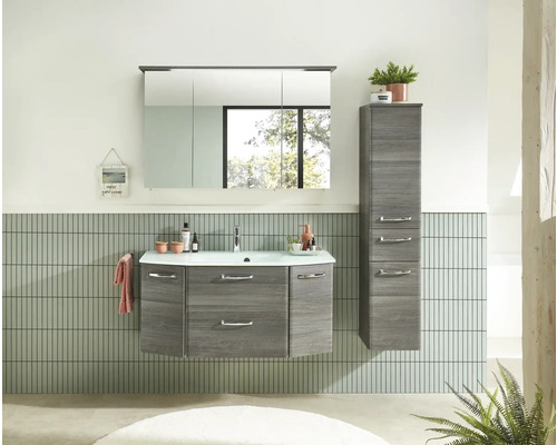 Badezimmer mit Waschbeckenunterschrank, Spiegelschrank und Hochschrank in Holzoptik