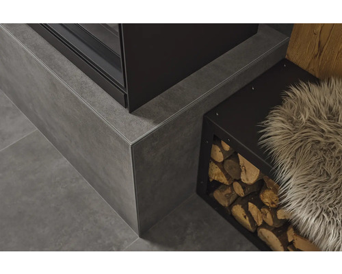 Detailaufnahme eines Kamins mit Holzlager