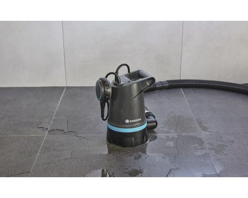 Gardena Schmutzwasser-Tauchpumpe mit Schlauch auf Fliesenboden