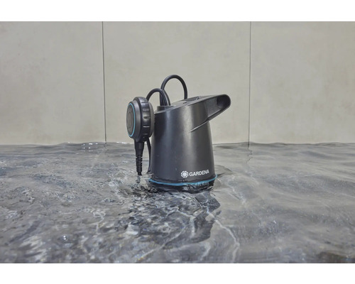 Gardena Schmutzwasser-Tauchpumpe im Wasser
