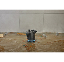 Gardena Schmutzwasserpumpe im überfluteten Raum mit Schmutz und Abfall