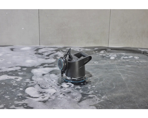 Gardena Schmutzwasserpumpe im schmutzigen Wasser