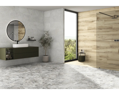 Modernes Badezimmer mit Waschbecken, Spiegel, Duschbereich und grauen Bodenfliesen.