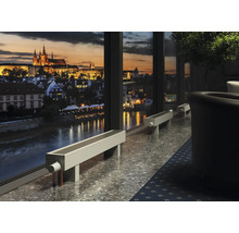Zimmer mit Blick auf die Stadt mit Heizkörpern unter dem Fenster