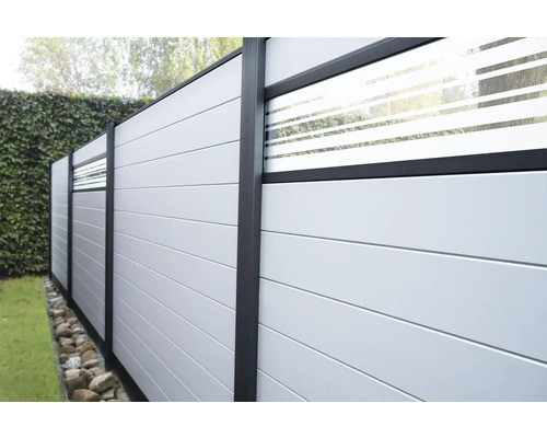 Gartenzaun mit Glaselementen und horizontalen Paneelen