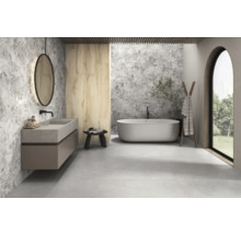 Modernes Badezimmer mit Doppelwaschbecken, Badewanne und Fliesen in Marmoroptik.