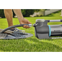 Gartenpumpe mit Schlauchanschluss auf Rasen