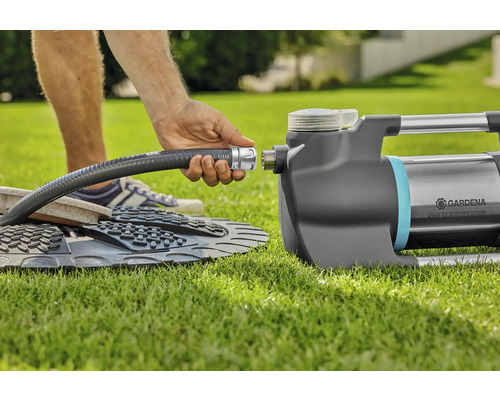 Gartenpumpe mit Schlauchanschluss auf Rasen