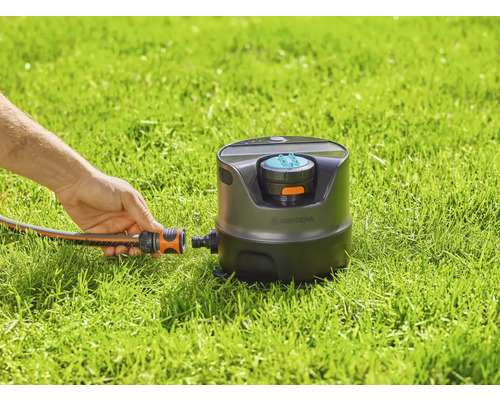Gardena Viereckregner im Einsatz mit Schlauchanschluss auf einer Rasenfläche