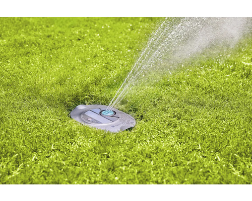 Rasensprenger beim Bewässern einer Rasenfläche