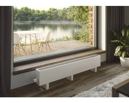 Heizkörper vor Fenster mit Ausblick auf See und Terrasse mit Tisch und Stühlen