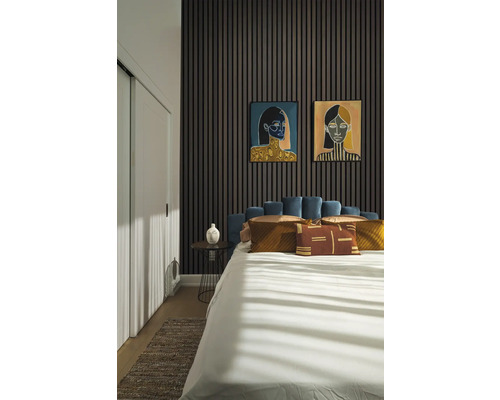 Schlafzimmer mit Bett, Nachttisch, Wandpaneelen und Gemälden