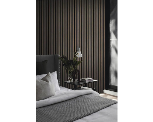 Schlafzimmer mit Bett, Nachttisch und Wandpaneelen