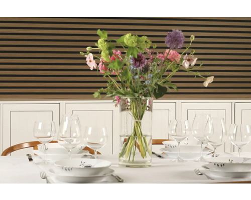 Dekorierter Esstisch mit Blumenstrauß in Vase