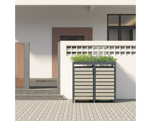 Mülltonnenbox mit Pflanzkasten vor einem Haus
