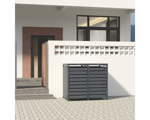 Mülltonnenbox für zwei Mülltonnen vor einer Hauswand.