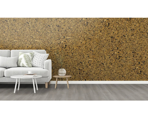 Wohnzimmer mit Korkwand, Sofa und Tischen.